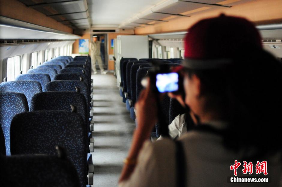 Trains à grande vitesse dans le Xinjiang : «harmonie» sur la bonne voie (7)