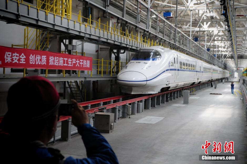 Trains à grande vitesse dans le Xinjiang : «harmonie» sur la bonne voie (3)