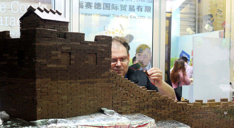 Un chocolatier belge travaille sur un segment miniature des célèbres fortifications chinoises en utilisant 100 kilogrammes de chocolat noir, lors du Salon International de l'alimentation (SIAL) à Shanghai mercredi. 