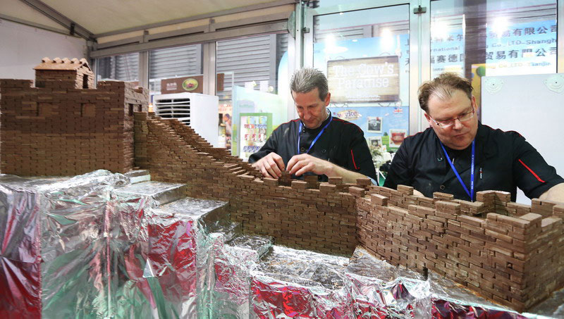 Deux chocolatiers belges ont créé un segment miniature de la Grande Muraille, en utilisant 100 kilogrammes de chocolat noir dans le cadre de la 15e édition du Salon international de l'alimentation (SIAL) à Shanghai mercredi. 