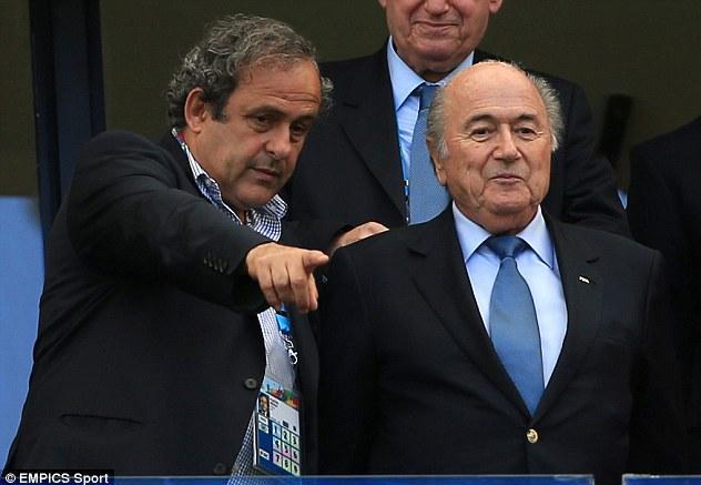 Séisme dans le monde du football après la suspension de Sepp Blatter et Michel Platini