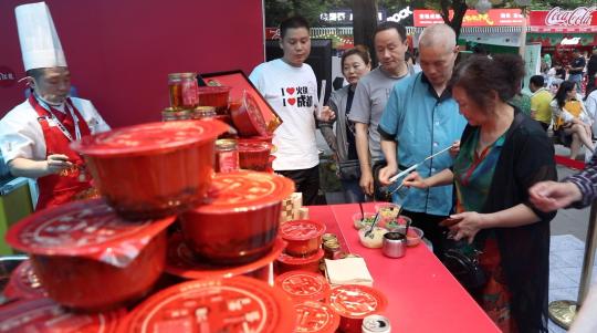 Les leaders de l'industrie locale participant au Hotpot I-Mart présentent leurs derniers produits liés à la fondue chinoise et distribuent des échantillons gratuits pour attirer les consommateurs. (Photo / CGTN)