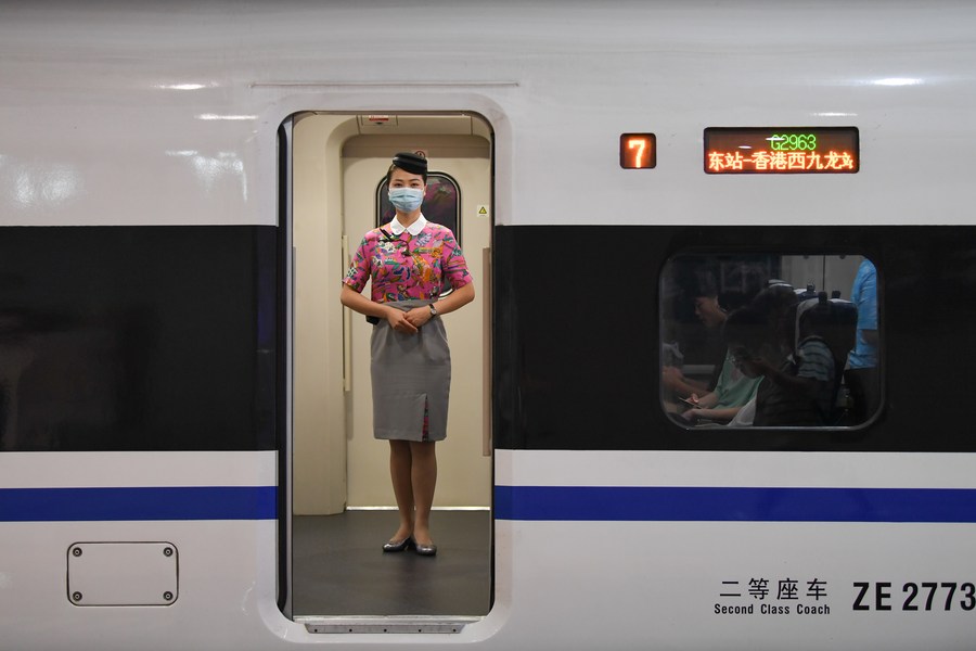 Un agent du train à grande vitesse G2963 attend les passagers à la gare de l'est de Chengdu, dans la province chinoise du Sichuan (sud-ouest), le 1er juillet 2023. (Photo : Xu Bingjie)