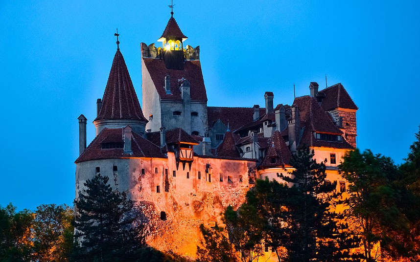 Le château de BranLe château de Bran est un monument gothique situé à la limite de la Transylvanie et de la Valachie. Il est considéré comme le château de vampires par excellence grâce au film Dracula (1992).