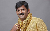 Un Indien se fait faire une chemise en or 