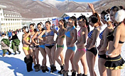 Chine: Un concours de ski en bikini 