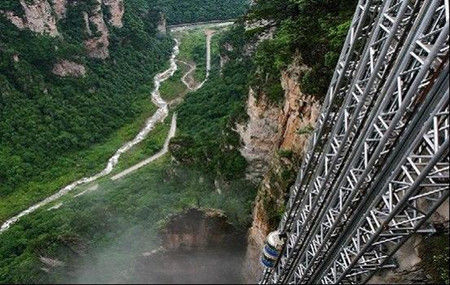 Le plus haut ascenseur touristique en Chine suscite la polémique