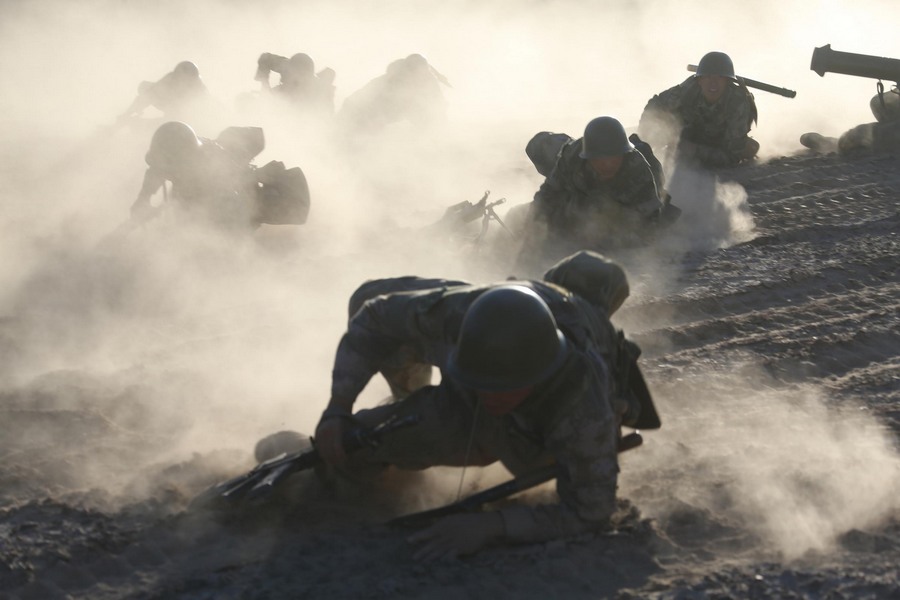 Des soldats chinois participent à un exercice difficile lors d'un entrainement militaire sur la région du plateau dans la Région autonome ouïgoure du Xinjiang, le 6 septembre 2013. [Photo / Xinhua]