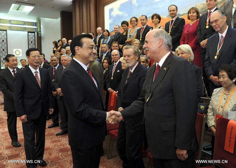 Li Keqiang s'engage à créer de meilleurs conditions pour les experts étrangers