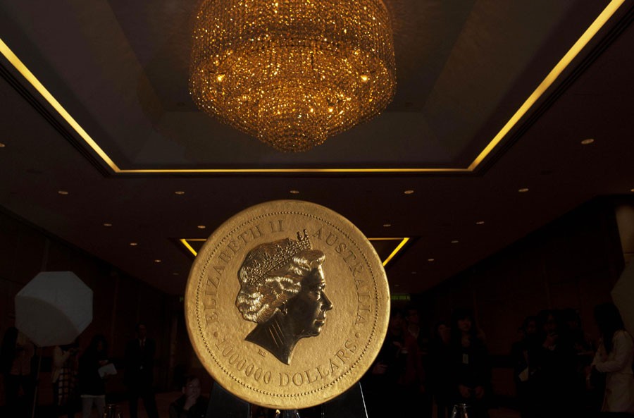 La plus grande pièce d'or au monde, présentée au siège de la Banque Hang Seng à Hong Kong, le 9 janvier 2014. Sa valeur faciale est d'1 million de Dollars australiens et elle a un diamètre de 80 centimètres et une épaisseur de 12 centimètres. Plus grande et plus lourde pièce d'or inscrite au livre Guinness des Records, elle vaut plus de 305 millions de Dollars HK. Sur une face figure le portrait de la Reine Elizabeth II et sur l'autre un kangourou. La pièce sera présentée pendant trois jours consécutifs à Hong Kong. [Photo / Xinhua]